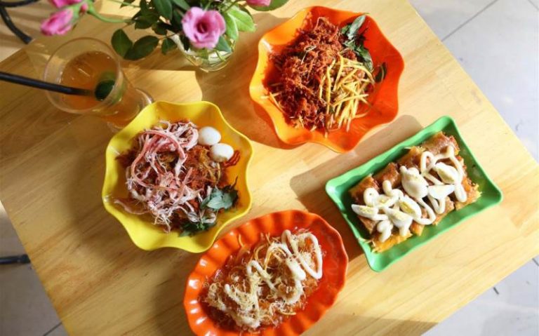 Thưởng thức món bánh tráng trộn tại 2 địa chỉ nổi tiếng nhất tại Hà Nội