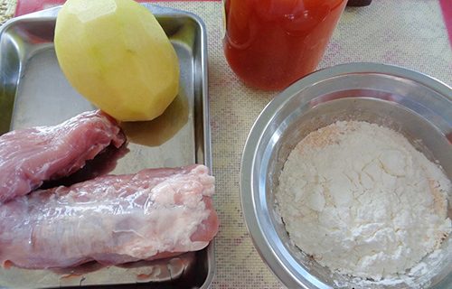 Cách làm thịt heo cuộn khoai tây sốt cà chua-1