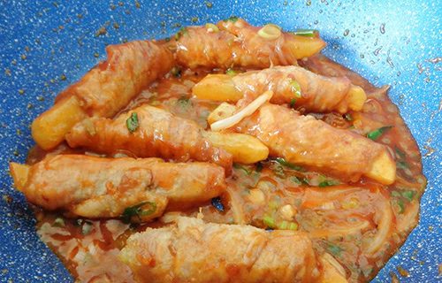 Cách làm thịt heo cuộn khoai tây sốt cà chua-5