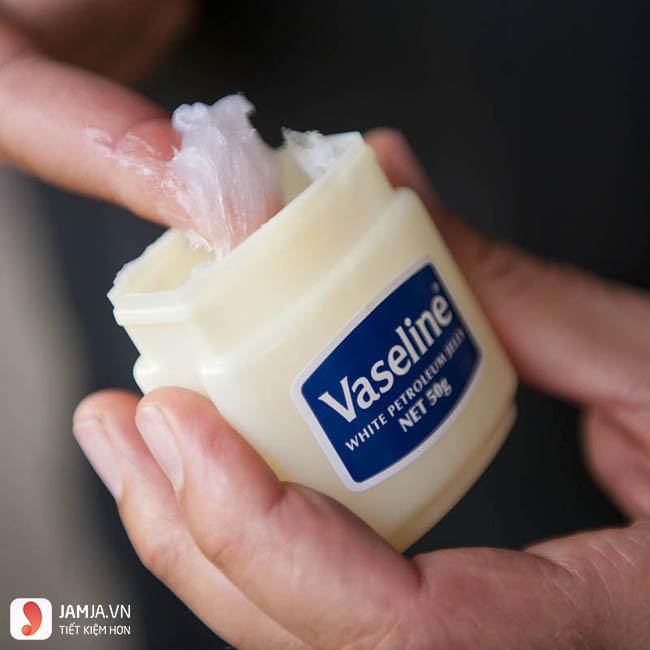 Sử dụng Vaseline cho móng chân nhanh dài