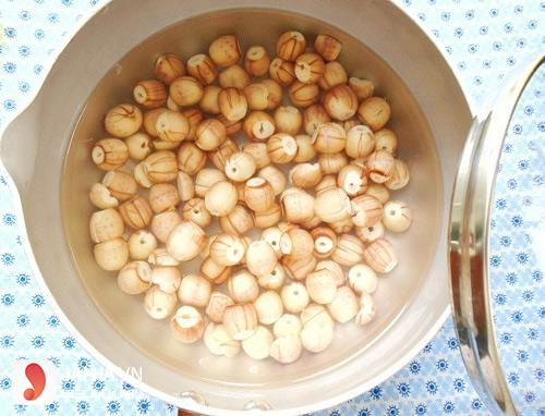 Cách nấu xôi dừa hạt sen bằng chõ-1