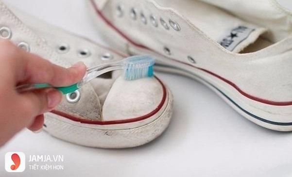 cách làm sạch đế giầy trắng bằng kem đánh răng