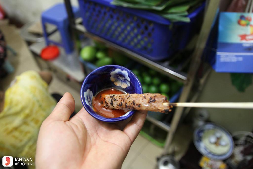 Quán ăn ngon ở Hà Nội vào buổi tối-nem chua nướng