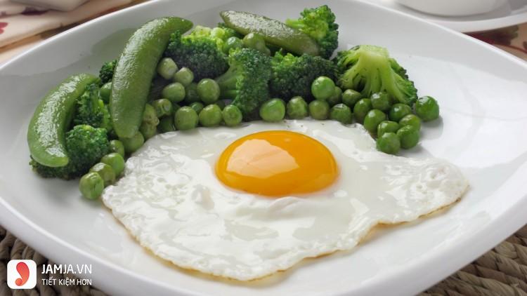 trứng ốp la ăn sáng nhanh tại nhà