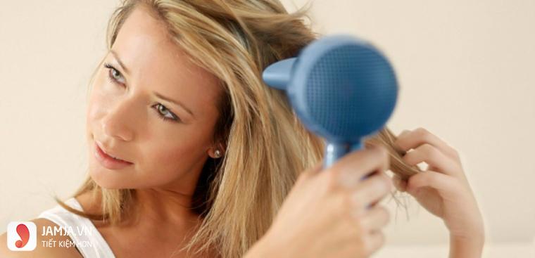 Cách sử dụng tinh dầu dưỡng tóc uốn hiệu quả nhất - 2