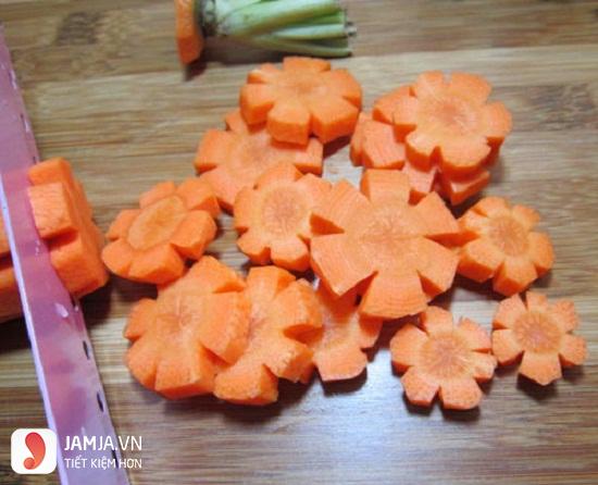  Cách làm mực xào hành tây cà rốt 3