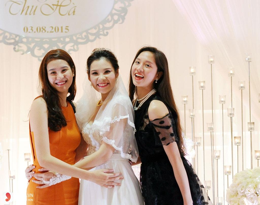 Tường Vi nổi bật trong dàn sao dự tiệc cưới Vân Trang