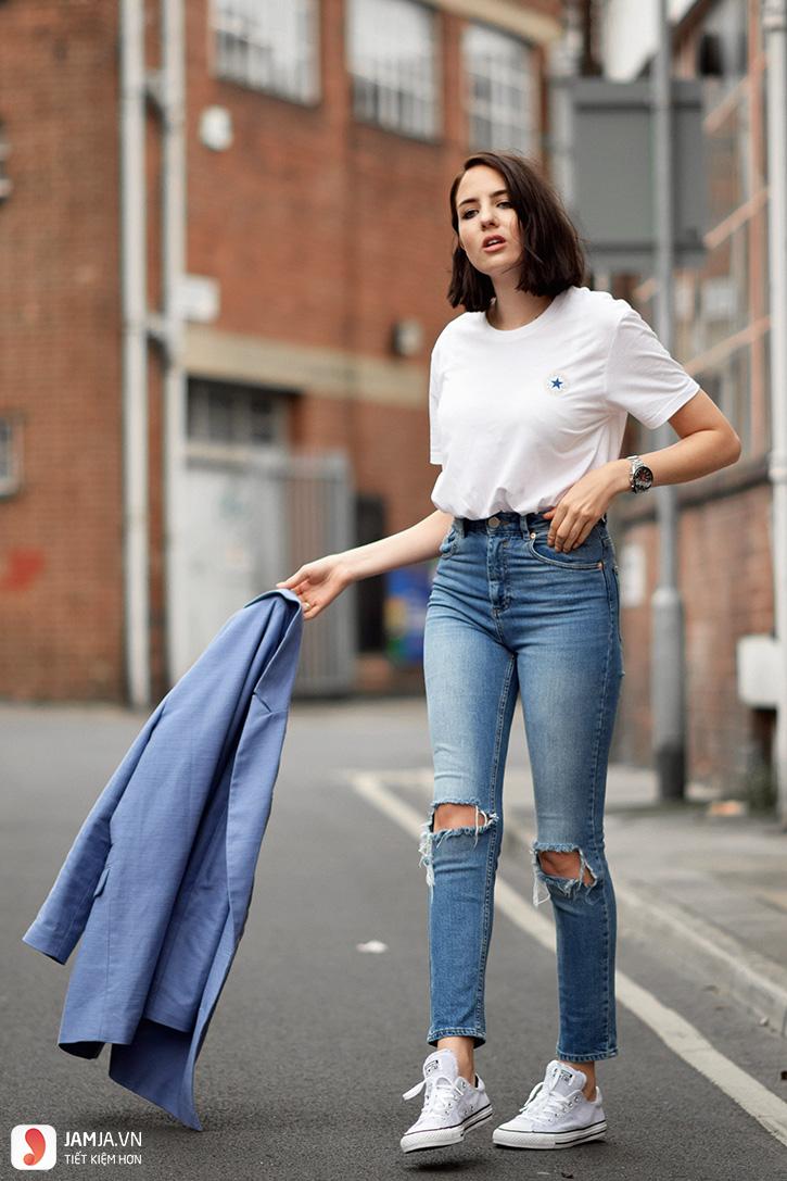 Quần jeans kết hợp áo phông đơn giản