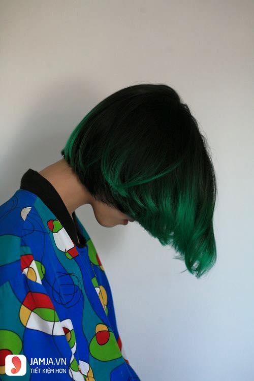 Kiểu tóc màu xanh rêu trầm với tóc ngắn.
