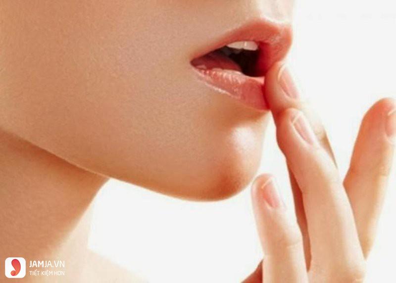 Vì sao nên sử dụng son dưỡng môi vaseline lip therapy 