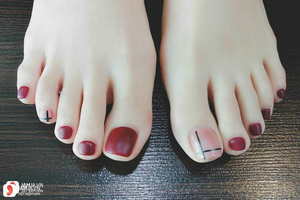 Vẽ móng chân đơn giản nhưng đẹp lung linh trên nền sơn màu đỏ đô | XUAN  HUONG NAIL - YouTube