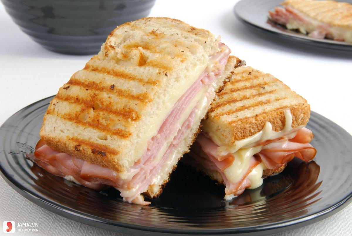 Bánh mì sandwich kẹp giăm bông phô mai: