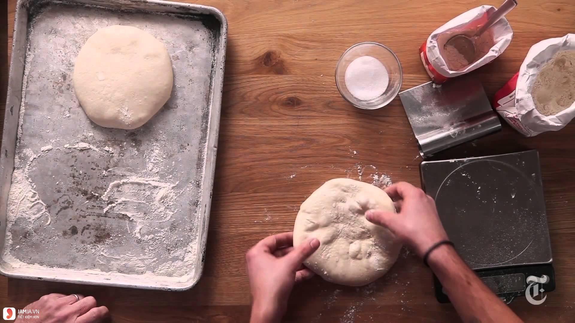 cách làm pizza xúc xích bằng chảo chống dính 3