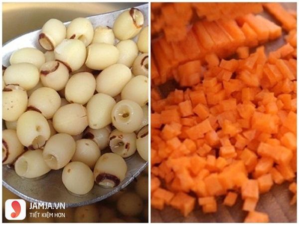 Cách nấu cháo trứng gà hạt sen cà rốt