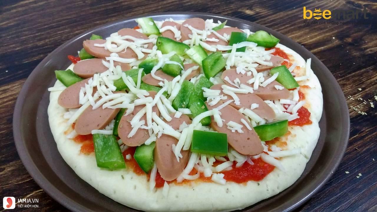 Cách làm bánh pizza xúc xích bằng chảo 6