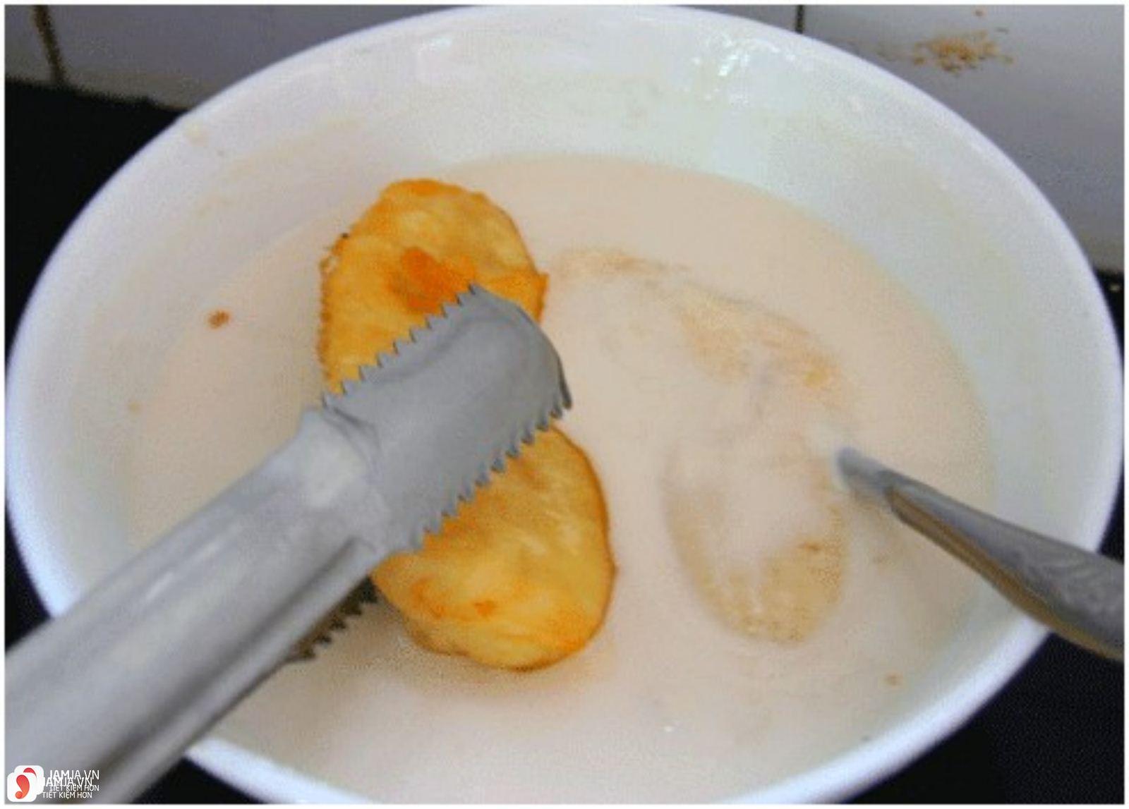 Cách làm món bánh hoa quả chiên với bột mì 3
