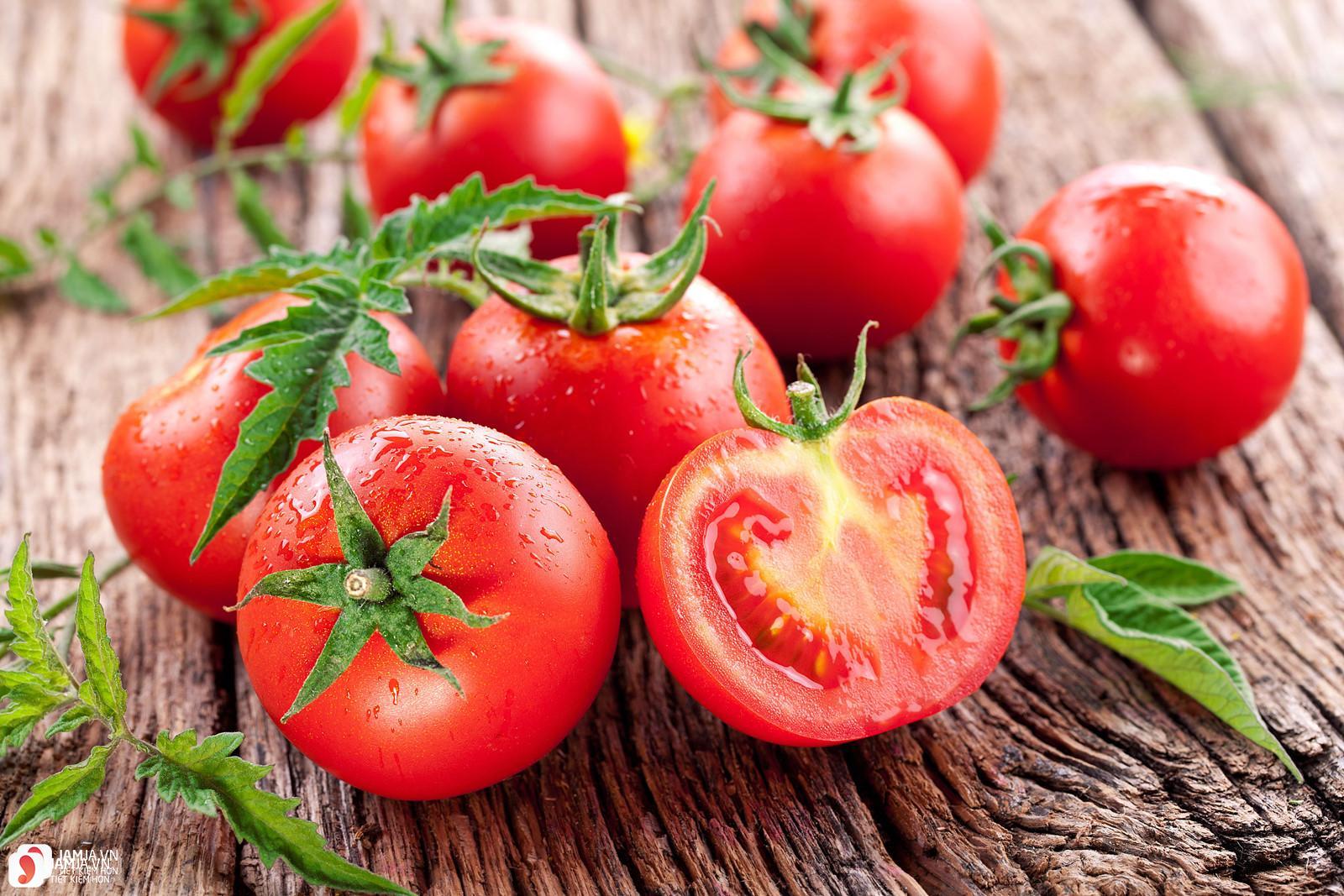 cách trị vết thâm mụn ở mặt với cà chua