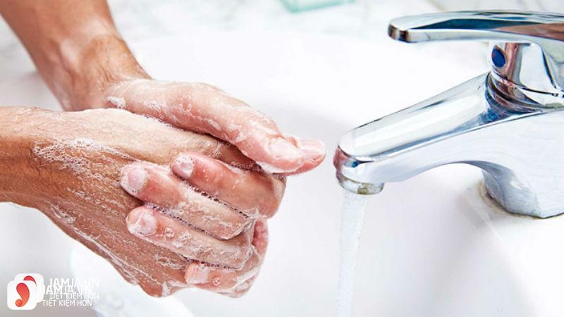 Không rửa tay khi rửa mặt