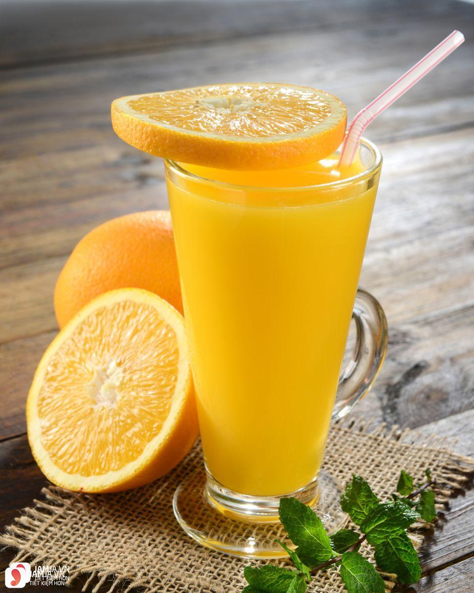 Uống nước cam buổi tối có tốt không