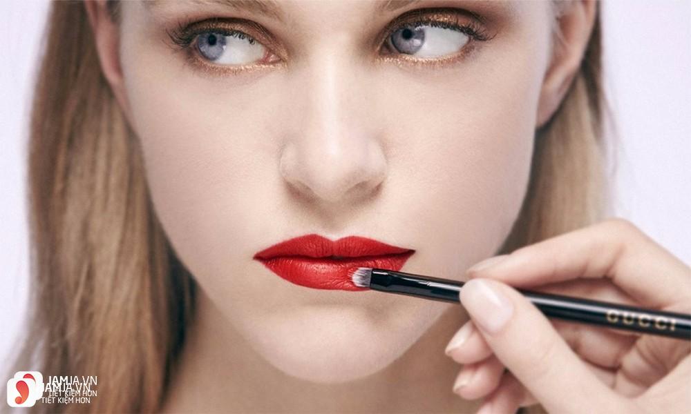 Review son Gucci Sensuous Deep Matte Lipstick 6