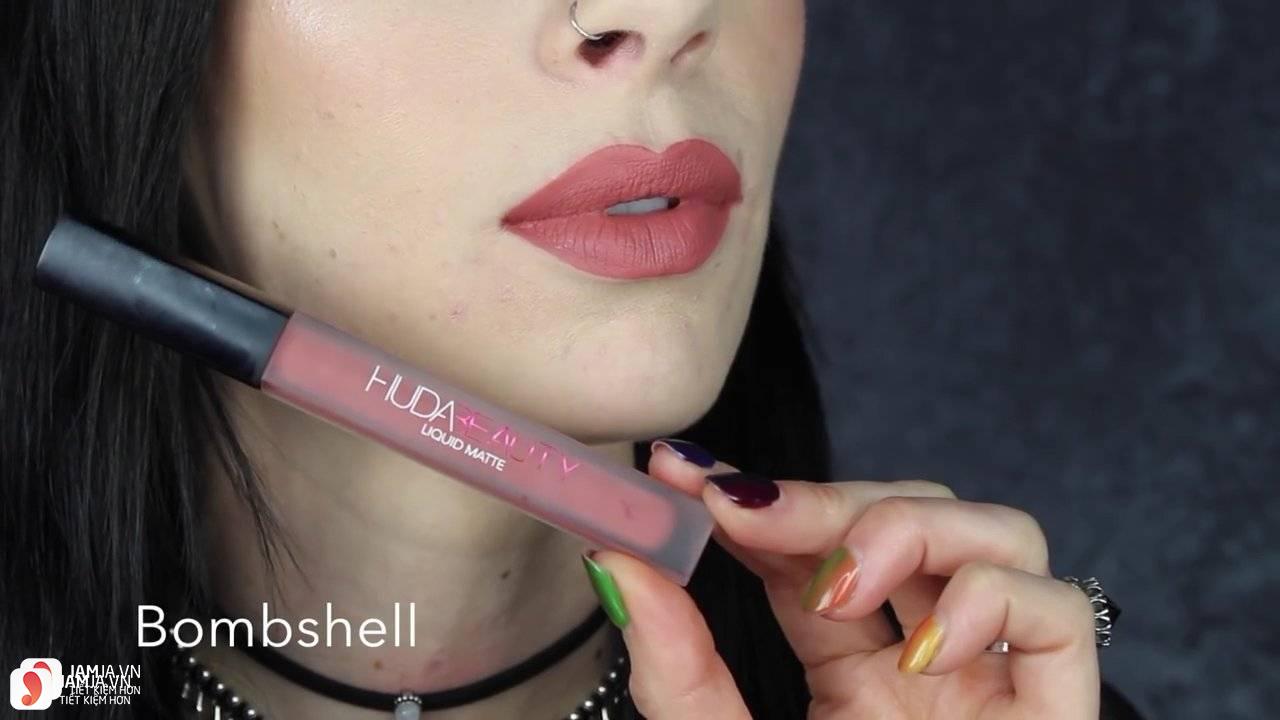 So sánh hai dòng son Huda Beauty Liquid Matte Lipstick với Kylie Lip Kit 8