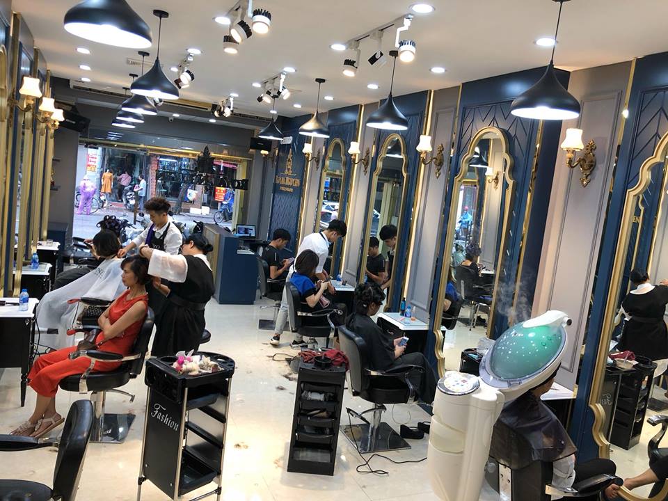 không gian bên trong tại Royal Nguyễn Hairstylist