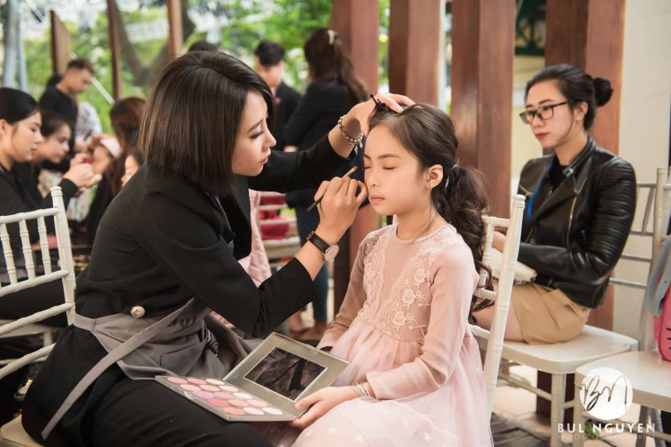 nhân viên trang điểm tại Bul Nguyễn Make Up Store 