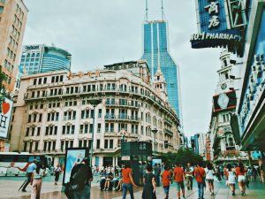 Chợ Nam Kinh - Thượng Hải, bên trái của đường là khu luxury, toàn những thương hiệu nổi tiếng và giá cũng không hề rẻ